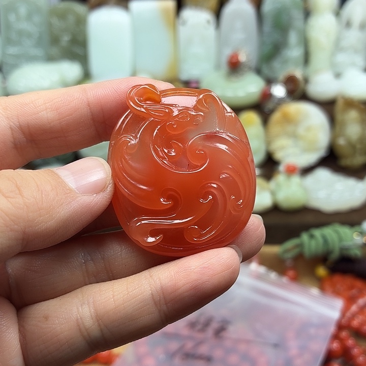 程***亮和田玉未镶嵌颈饰