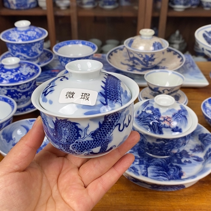 青花微瑕龙纹盖碗