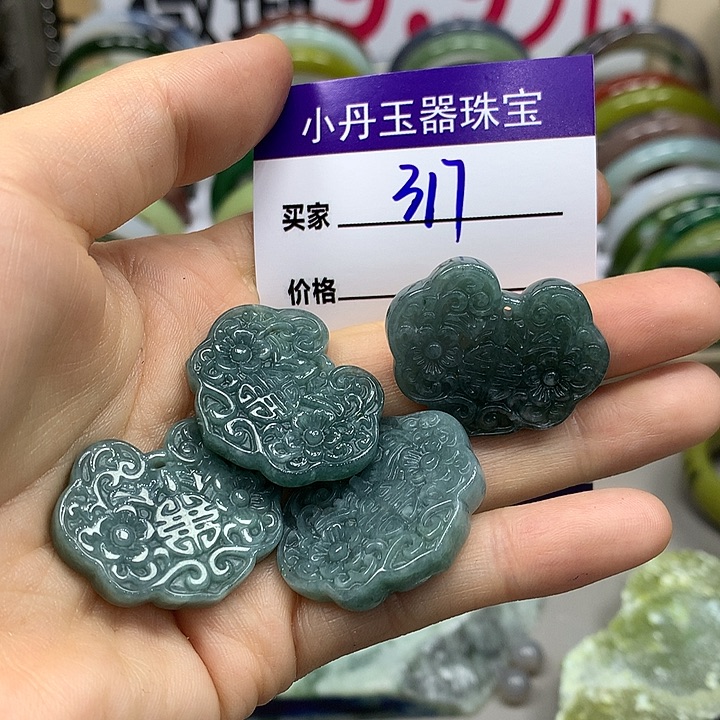 蛇纹石玉未镶嵌手镯多样性随机发其中之一