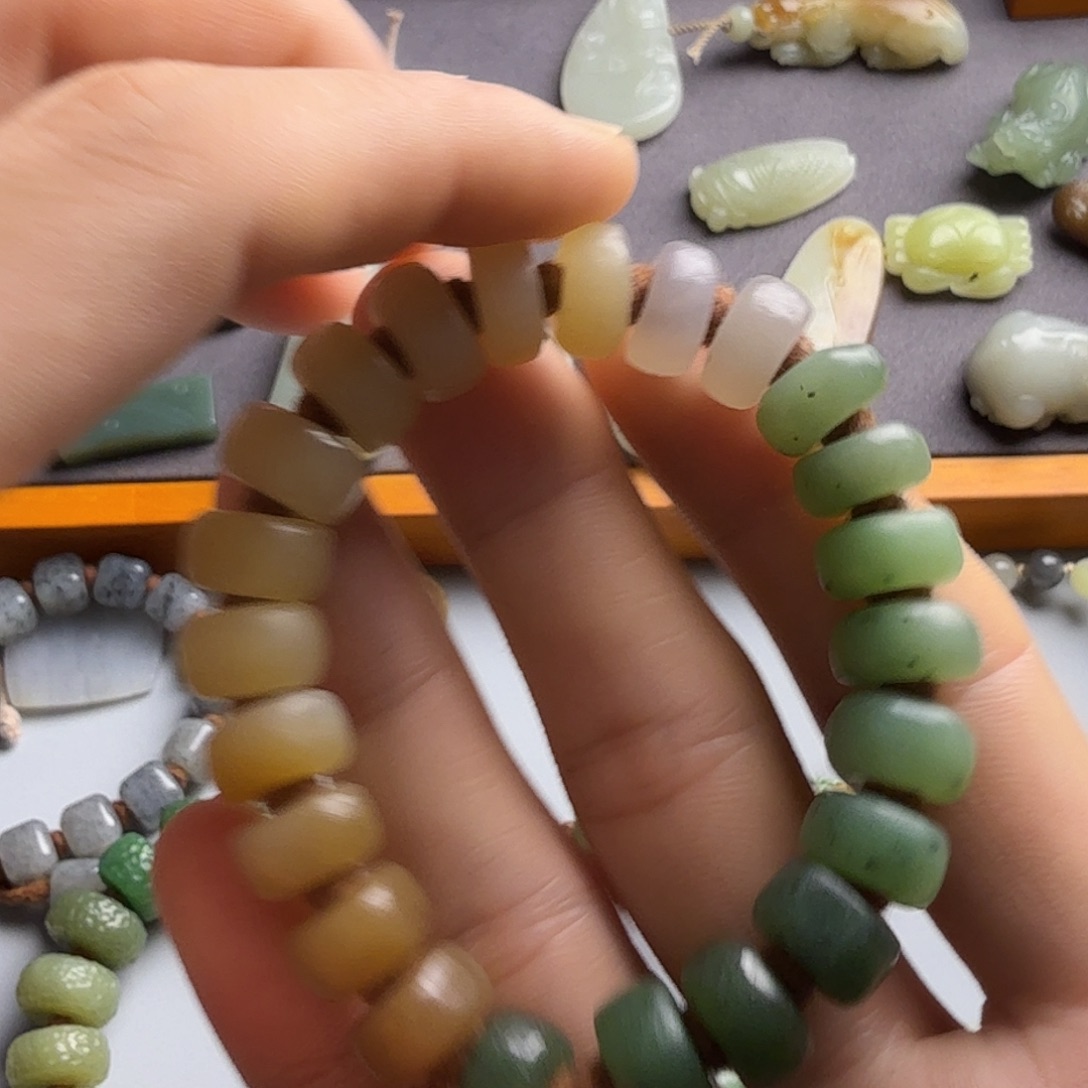 饼***饼和田玉（糖玉）未镶嵌颈饰