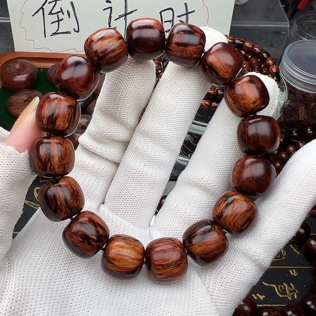 俊***成木1314海南红降黑金满油精品