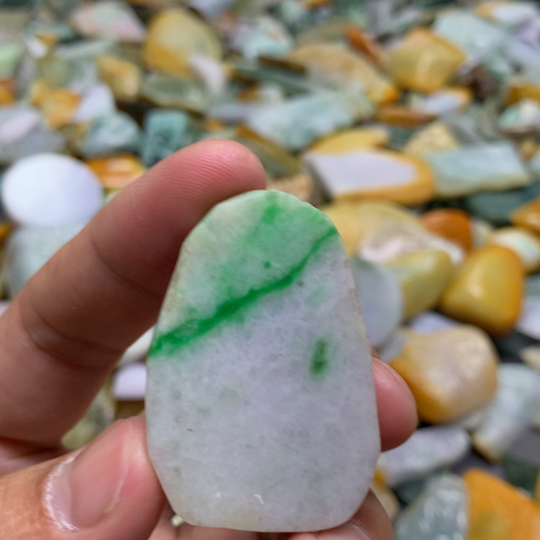 翡翠颈饰未镶嵌文***儿