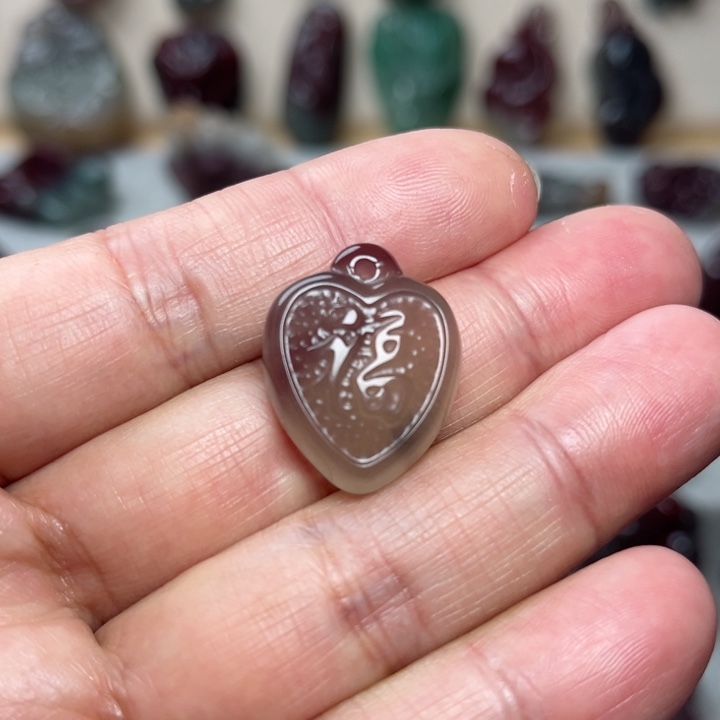 玛瑙/玉髓颈饰未镶嵌福牌