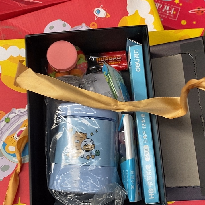 电动铅笔刀一盒。    