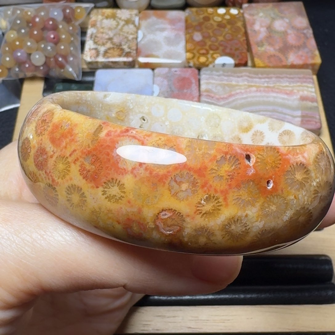 硅化玉58.5彩色鸡蛋花带镂空晶 洞未镶嵌