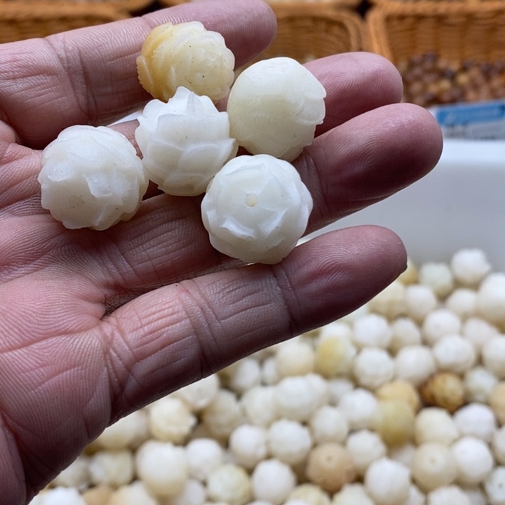 白玉菩提吊坠瑕疵18莲花5颗