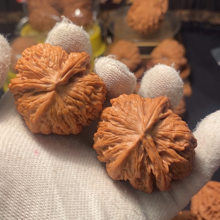 文玩核桃吊坠白牛