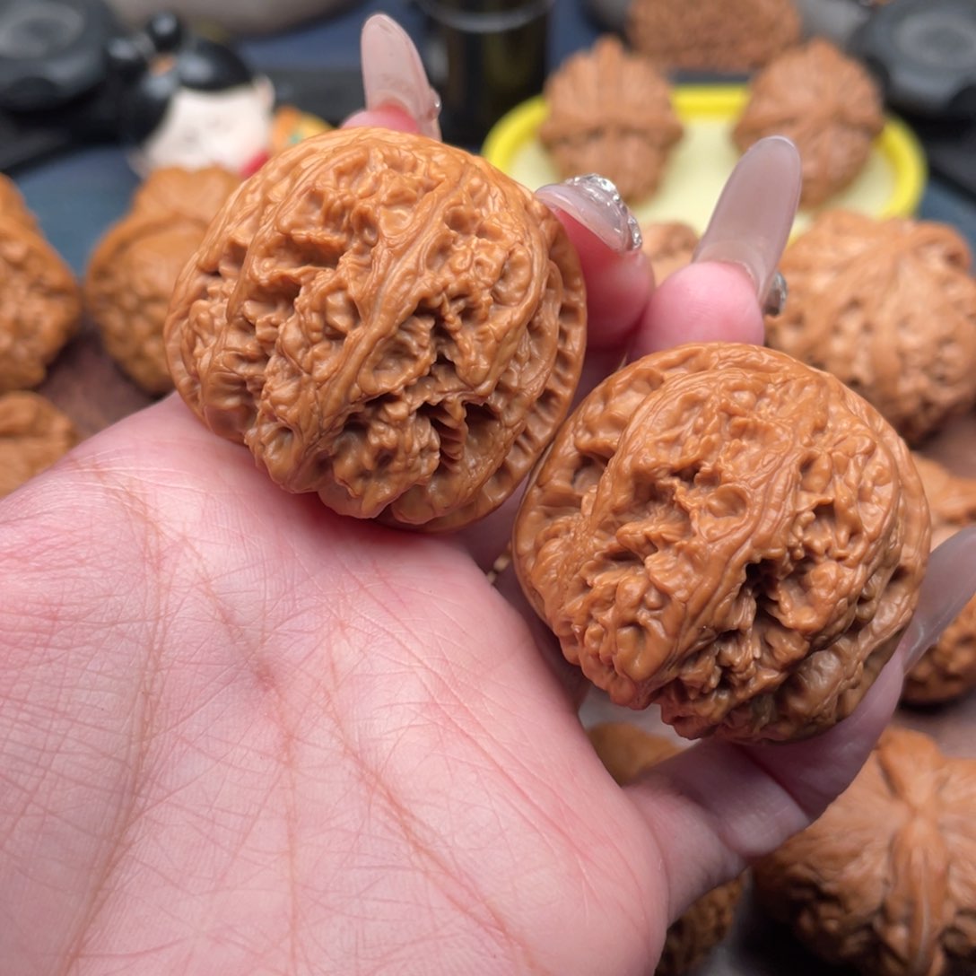 文玩核桃把件红皮平谷球筋41，边肚同尺，八筋聚顶