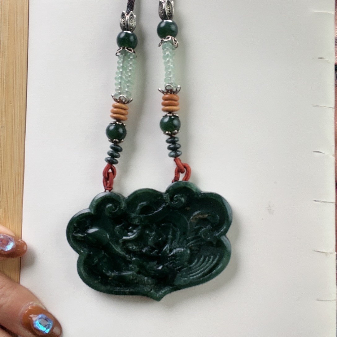 蛇纹石玉颈饰合金