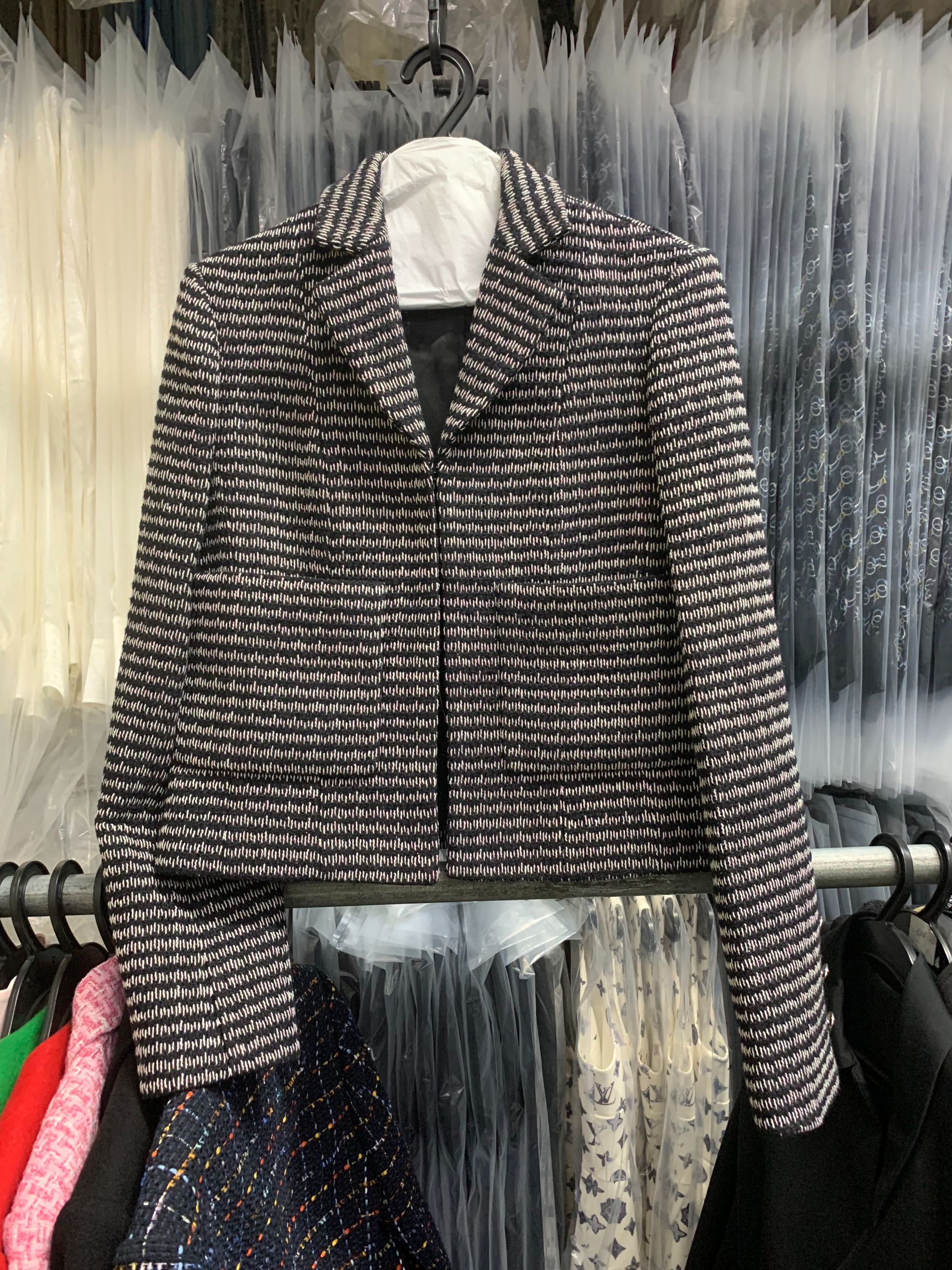 慕溢-311棕色平驳领长袖横条纹外套