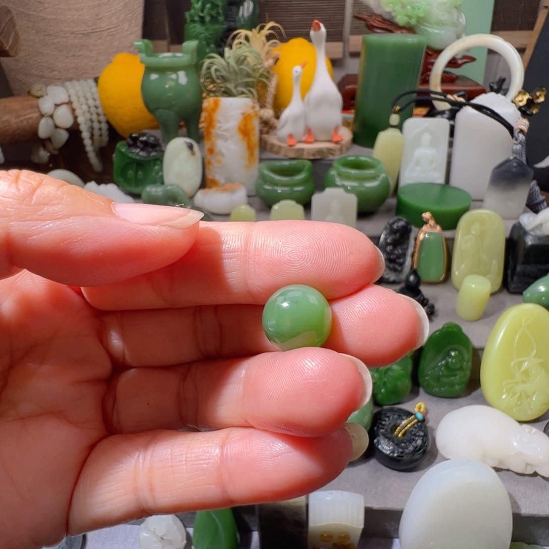 摄***工和田玉未镶嵌颈饰