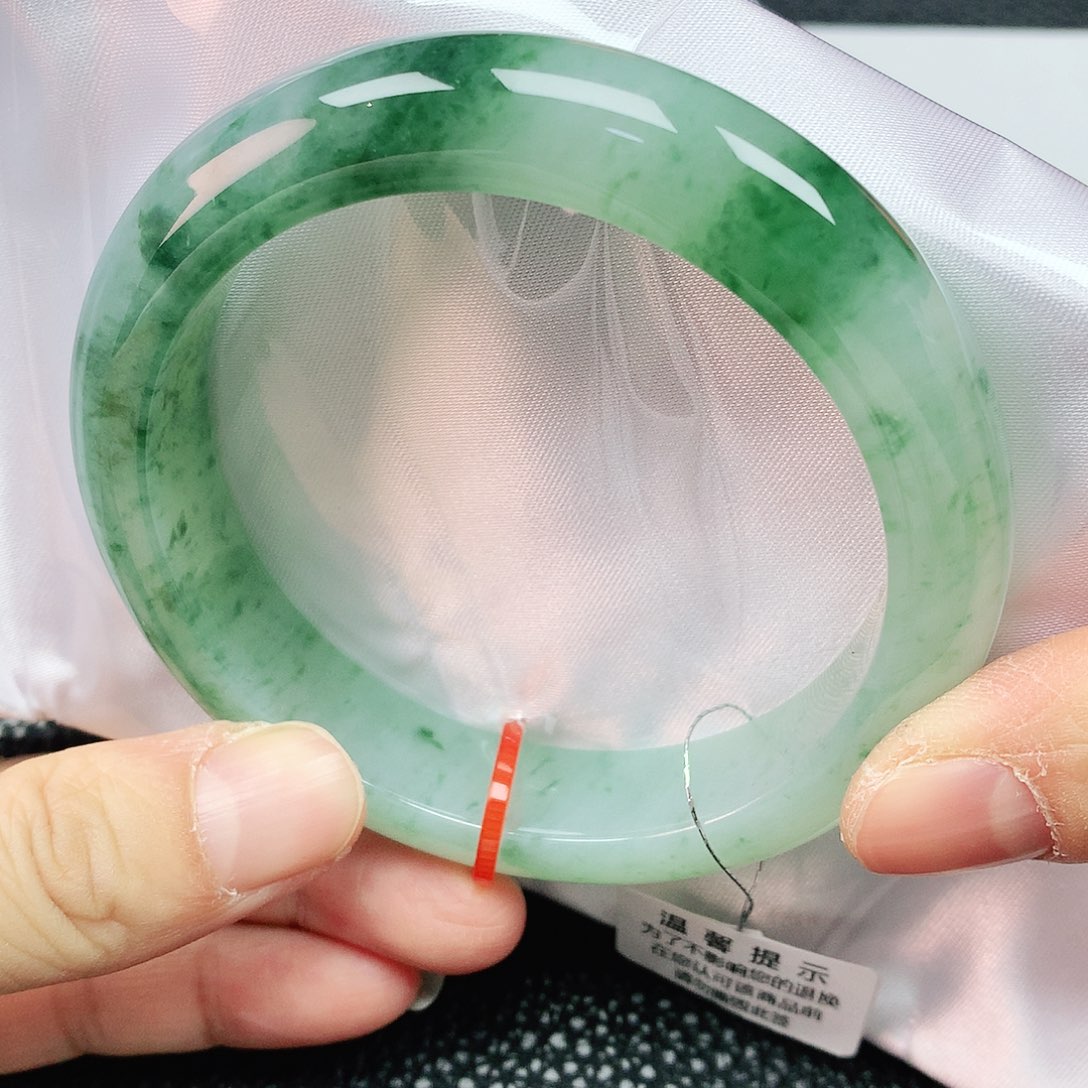 翡翠手镯未镶嵌59圈