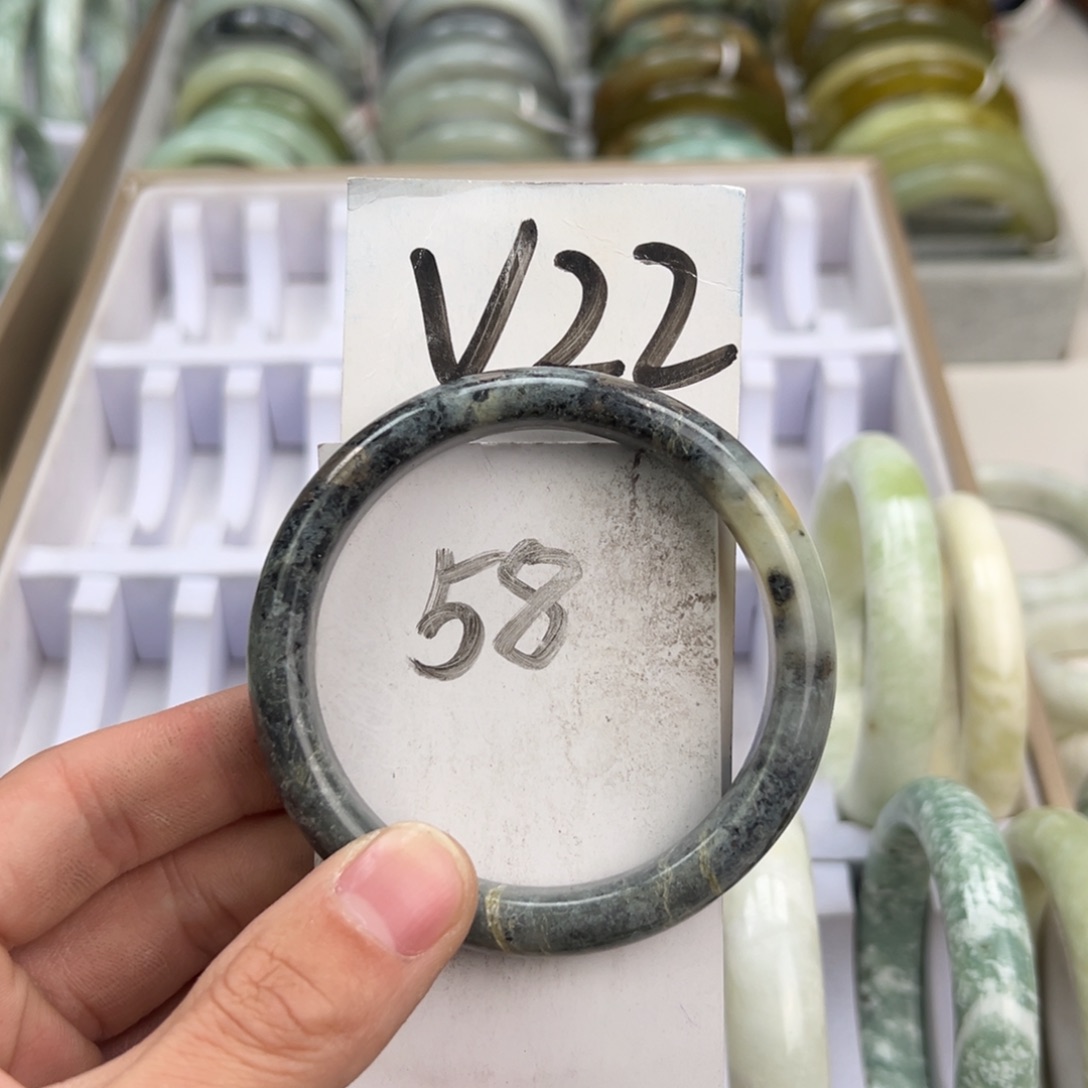 岫玉手镯未镶嵌天然岫玉微瑕，可以正常佩戴