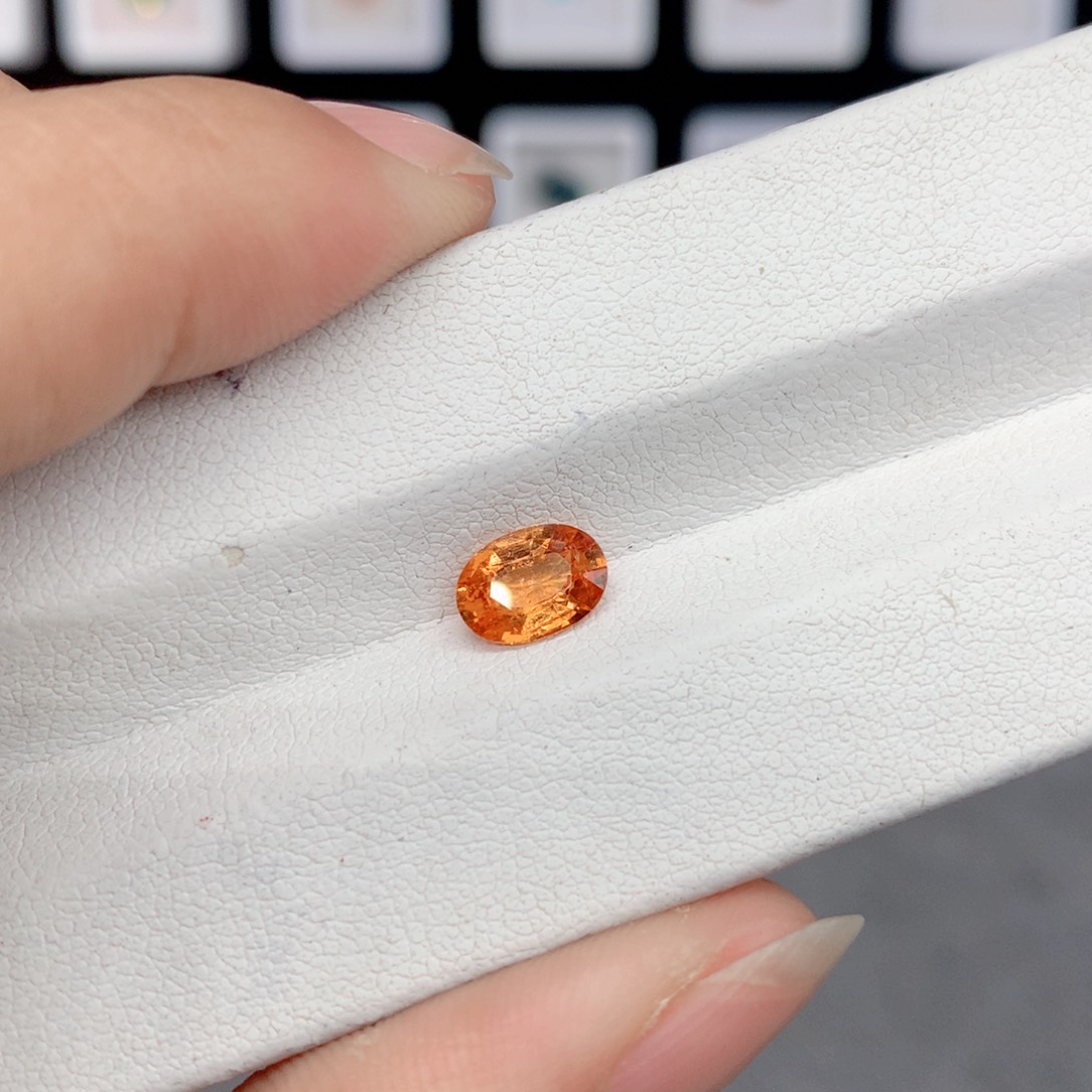 石榴石（芬达石）裸石未镶嵌5.5*7.7mm