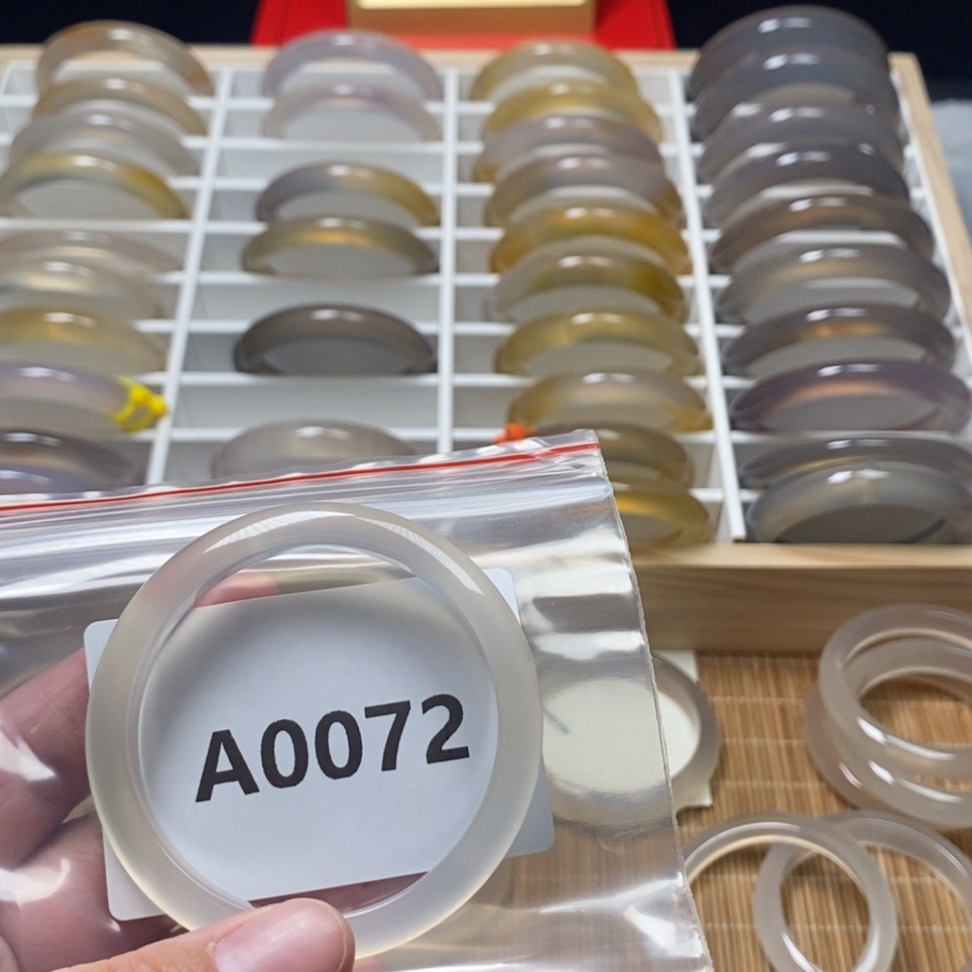 浣****玛瑙/玉髓未镶嵌手镯