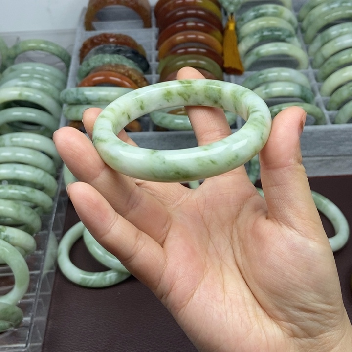 蛇纹石玉手镯未镶嵌久****)