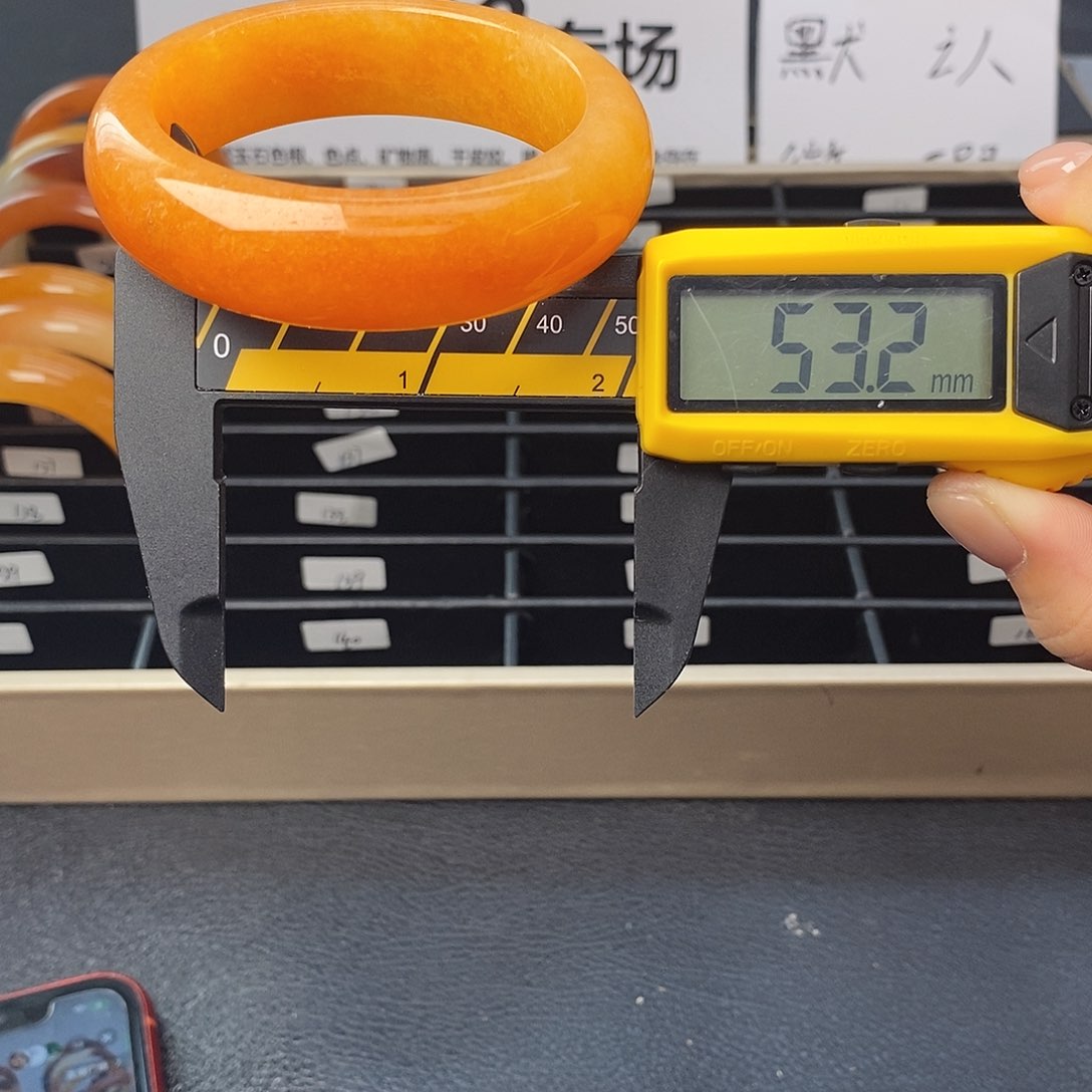 未镶嵌石英质玉（黄龙玉）手镯128号