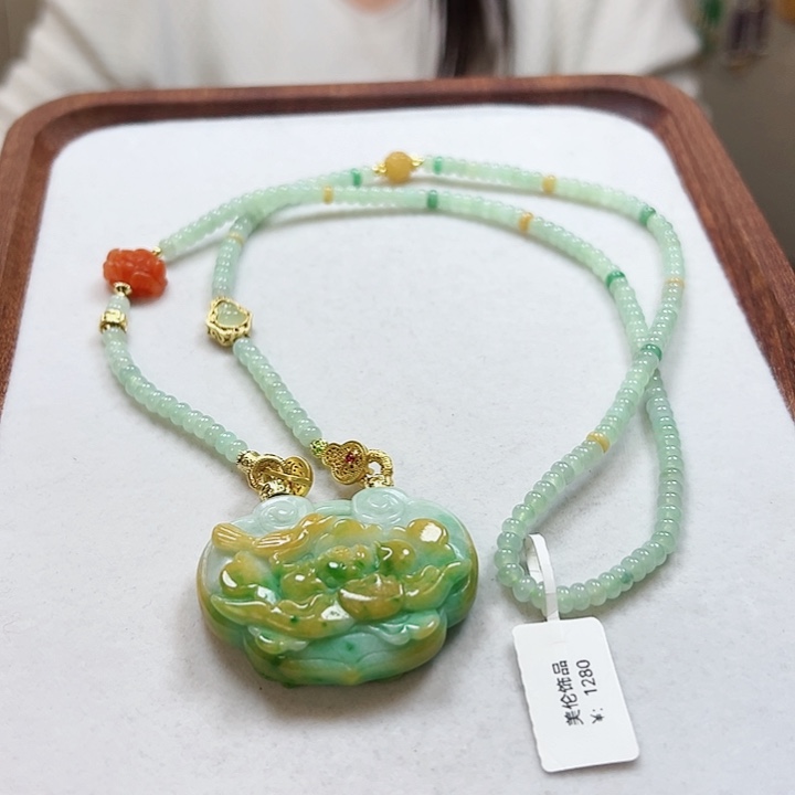 翡翠颈饰未镶嵌吊坠