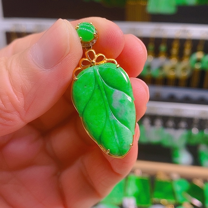 翡翠吊坠(赠链)18K金镶嵌吊坠