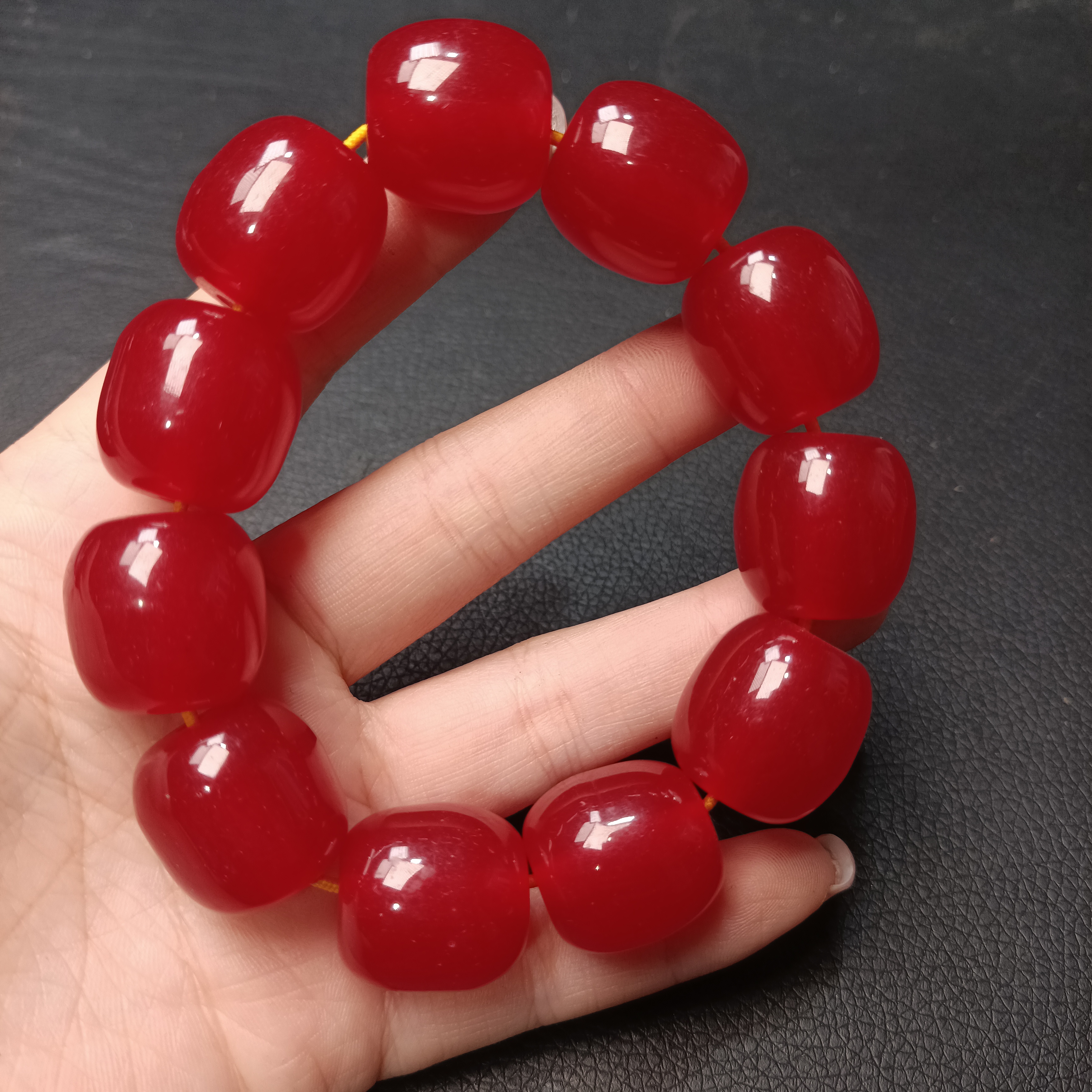 B  685 卡20 红蜜桶珠手串