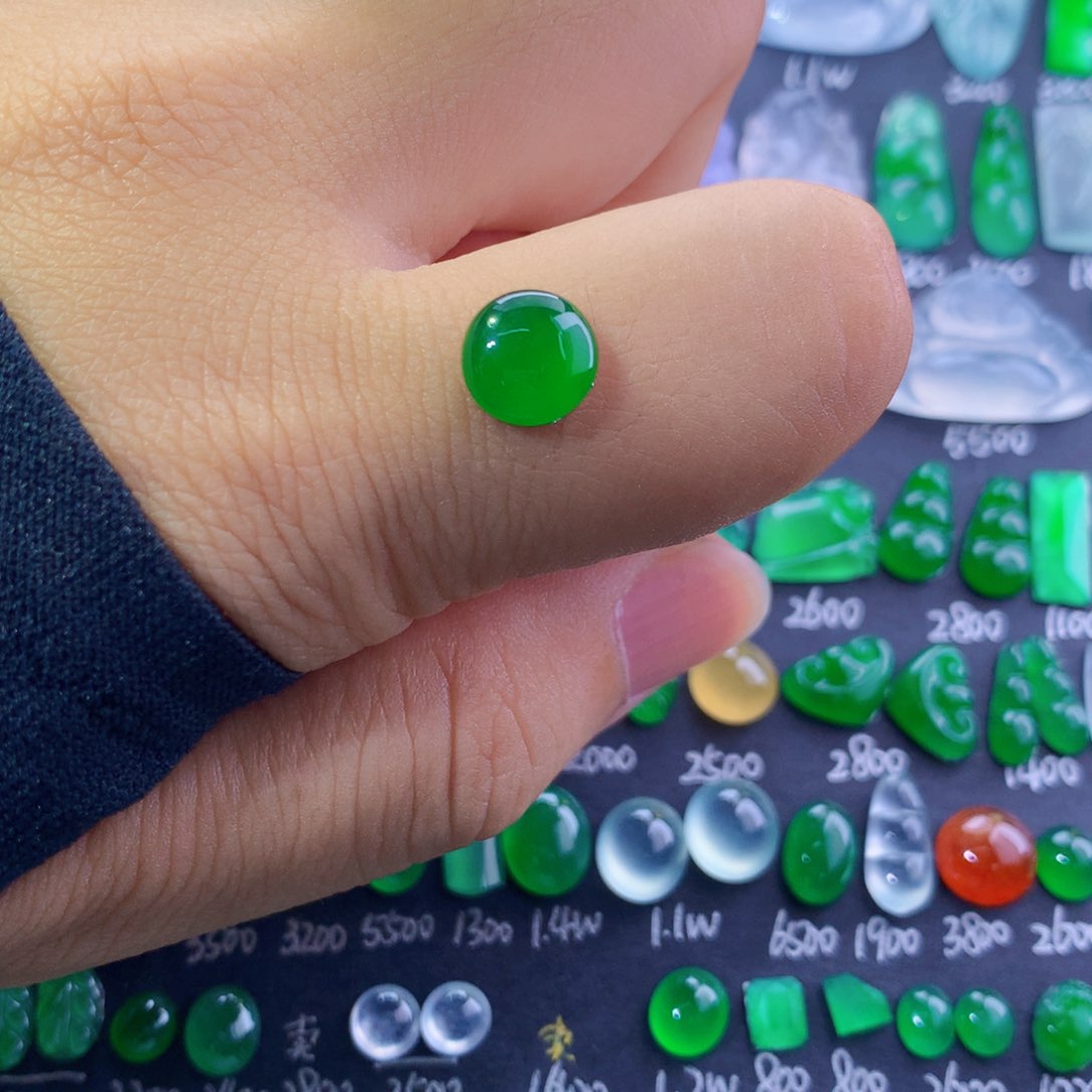 翡翠未镶嵌颈饰绿蛋