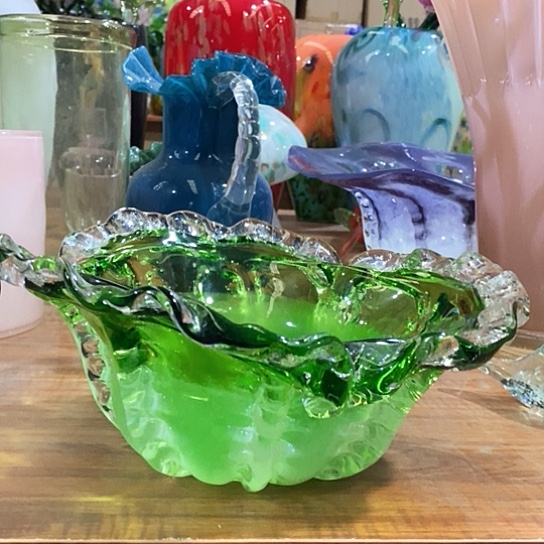 琉璃花瓶高12厘米宽20厘米