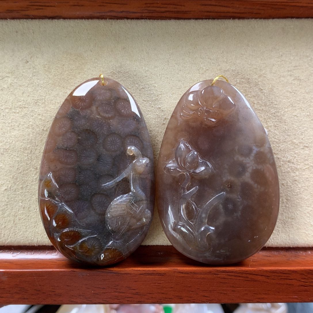 硅化珊瑚（珊瑚玉）黑冰雕刻件。漏200/个。可挑。未镶嵌