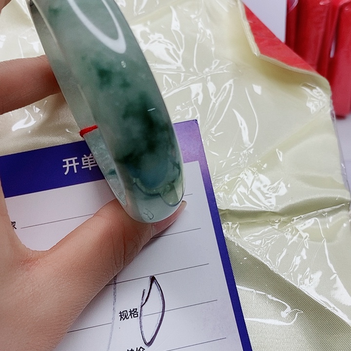 翡翠手镯未镶嵌翡翠