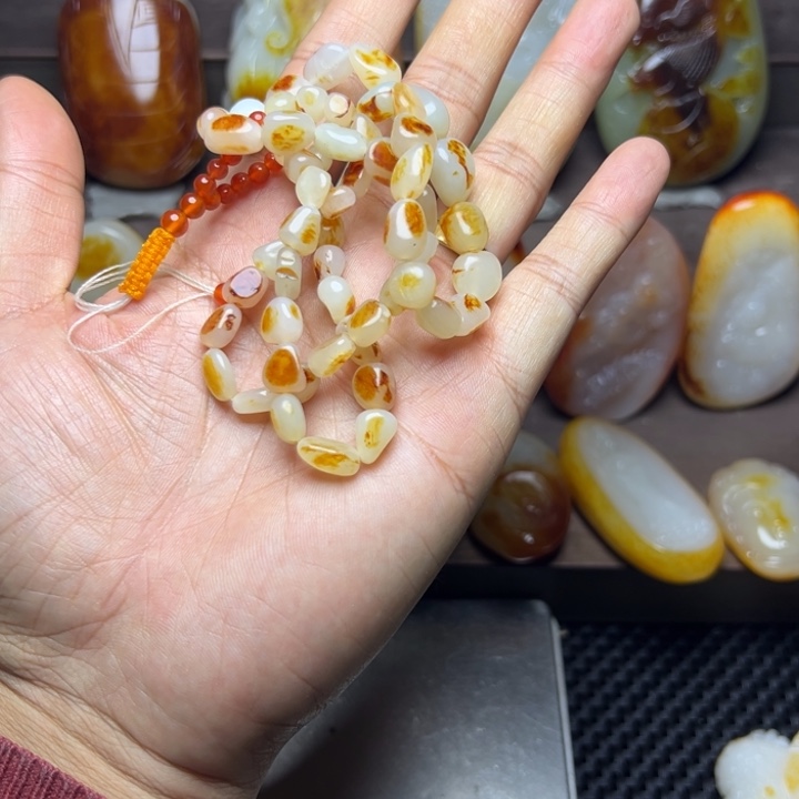 搁***年和田玉未镶嵌颈饰