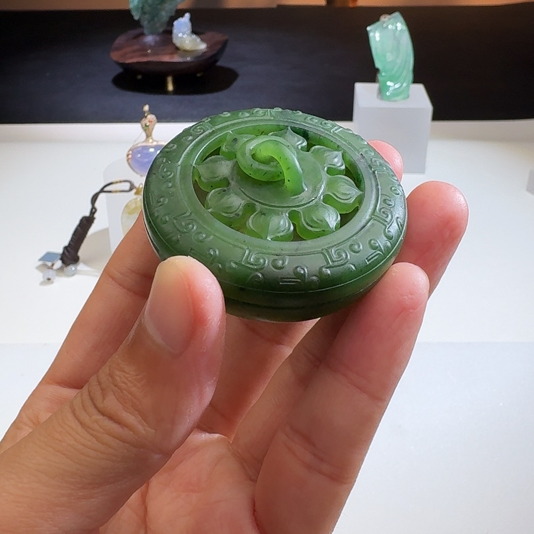 和田玉（碧玉）笔搁未镶嵌人**途帅