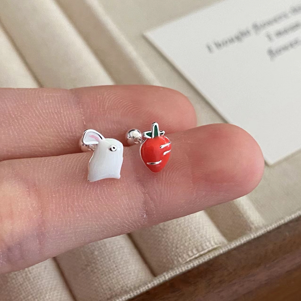 925银耳饰 日韩时尚百搭精致可爱小巧AB款小兔子胡萝卜银耳饰