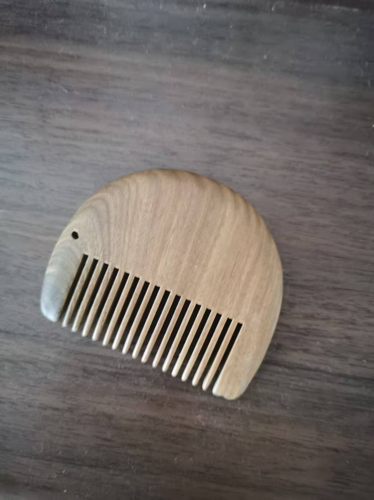 沐沐的房间绿檀梳子摆件