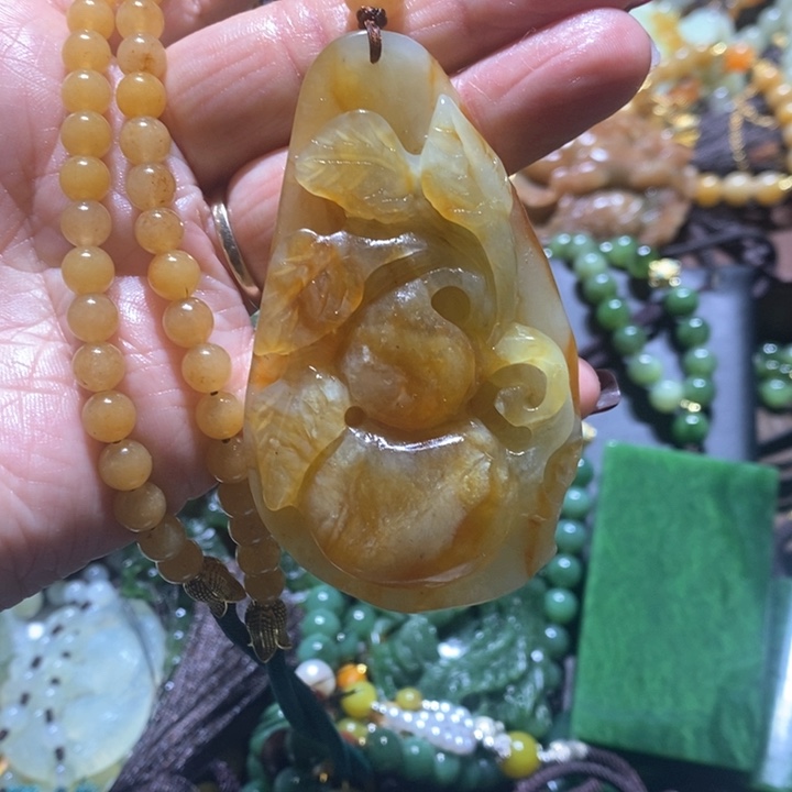 蛇纹石玉颈饰合金