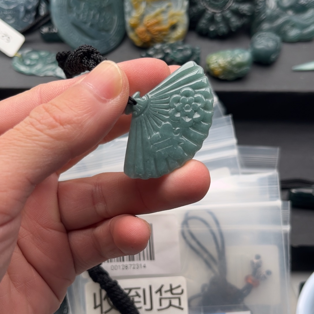 翡翠未镶嵌颈饰叶子