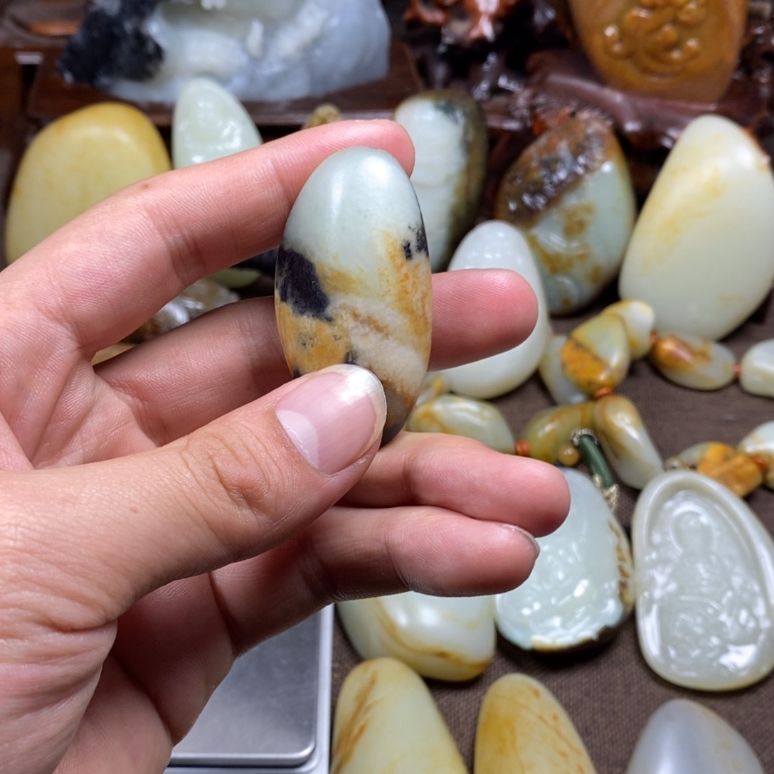 和田玉未镶嵌把件