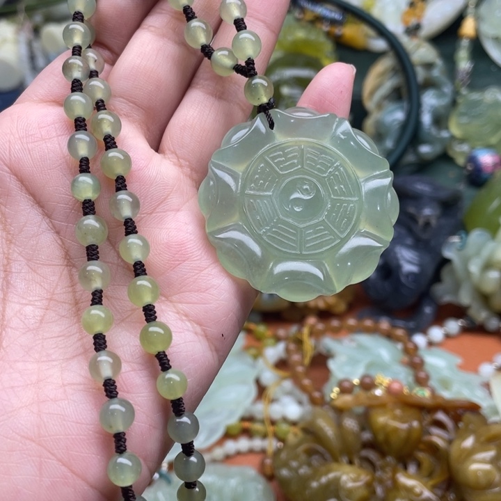 蛇纹石玉吊坠合金