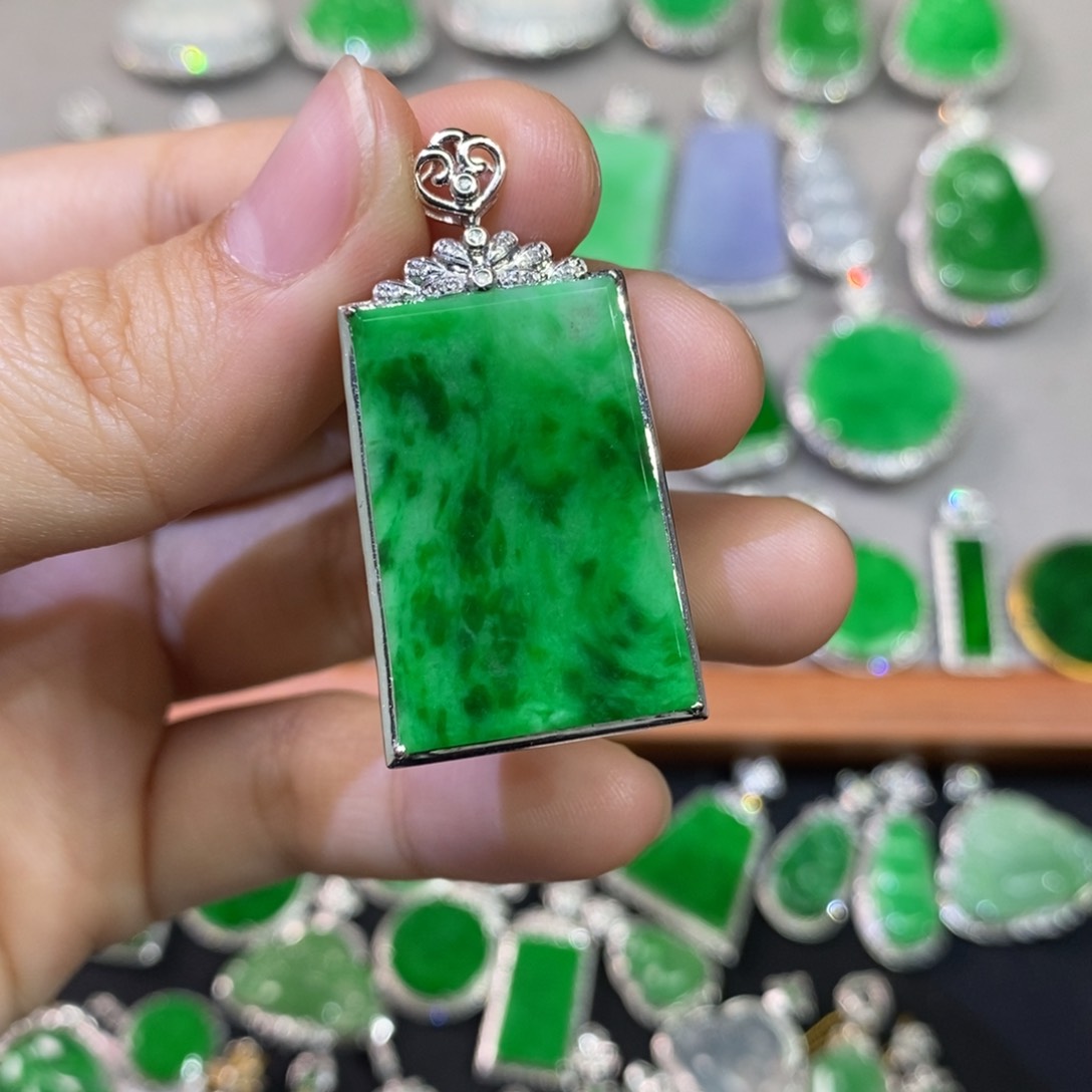 翡翠吊坠(不含链)18K金镶嵌