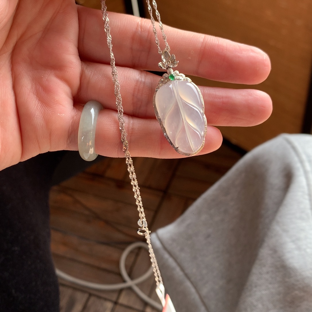 我***u翡翠18K金镶嵌颈饰白冰叶子