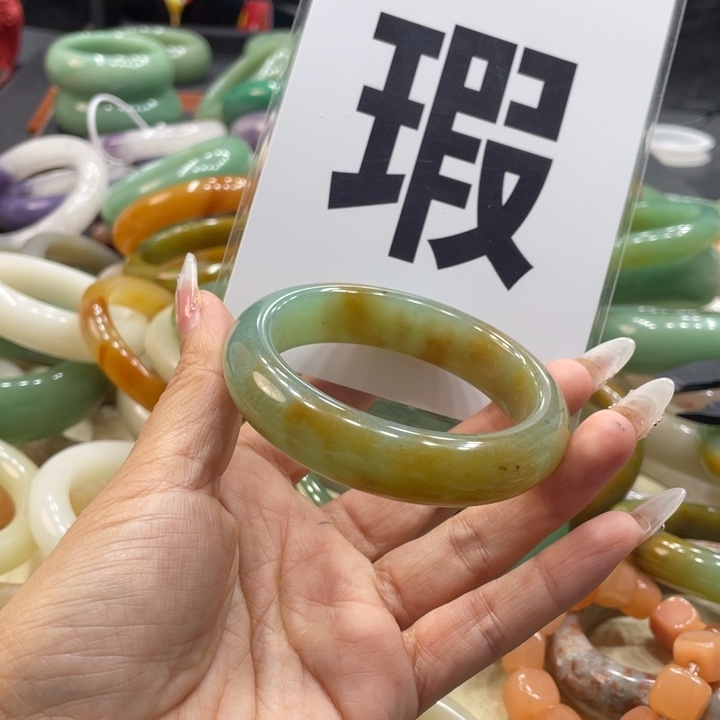 满***满石英质玉未镶嵌珠宝奇石