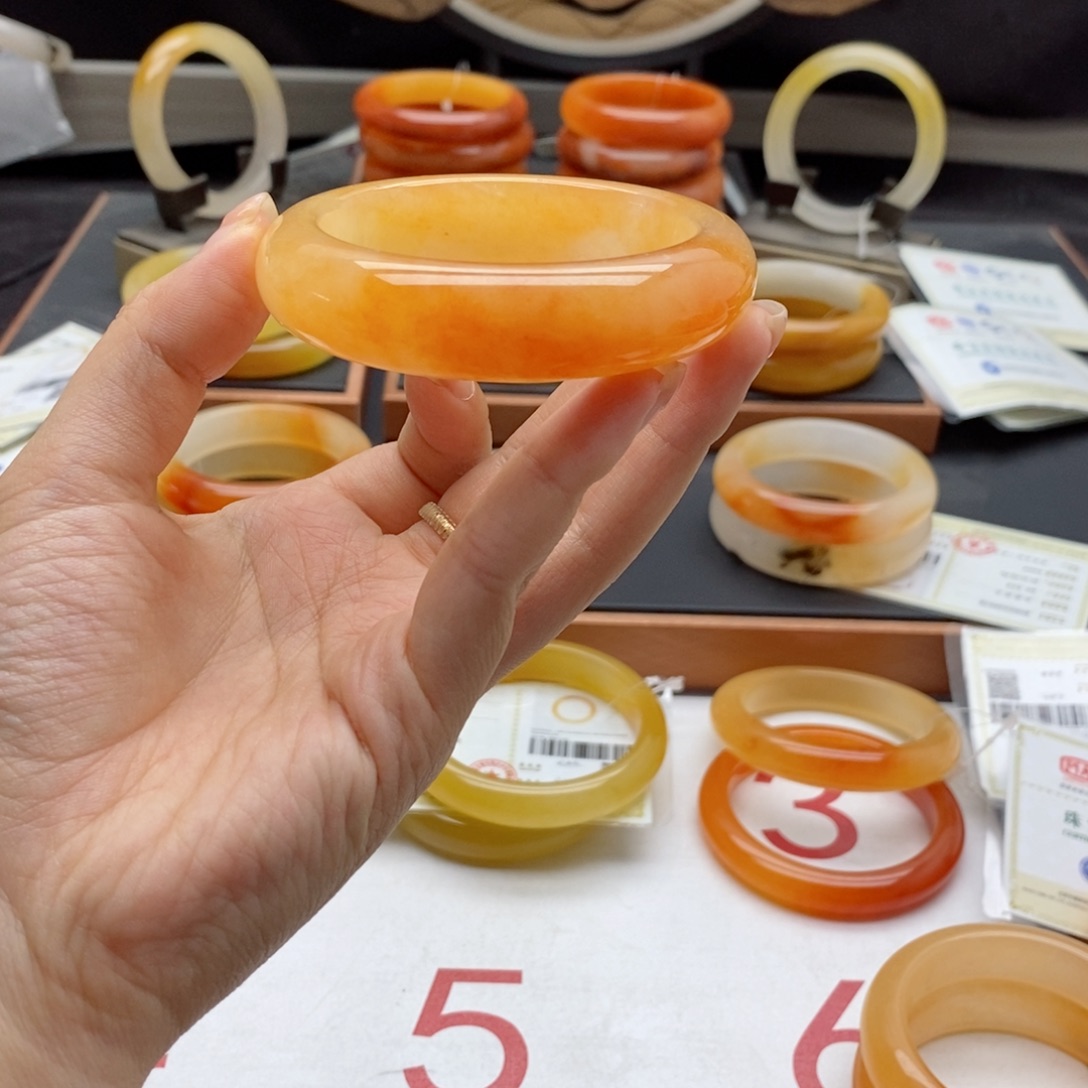 未镶嵌石英质玉（黄龙玉）手镯55有色根