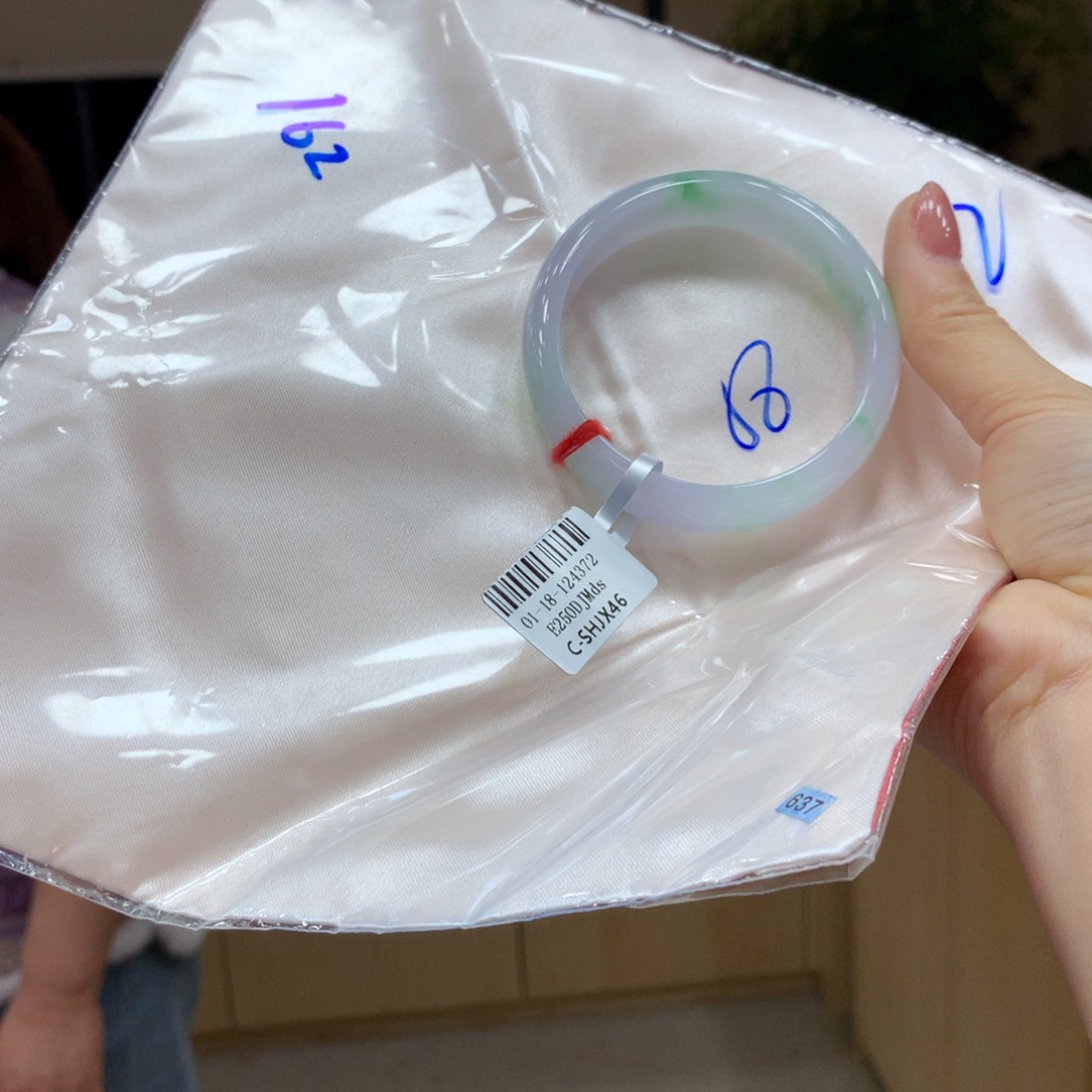 翡翠手镯未镶嵌不退不换