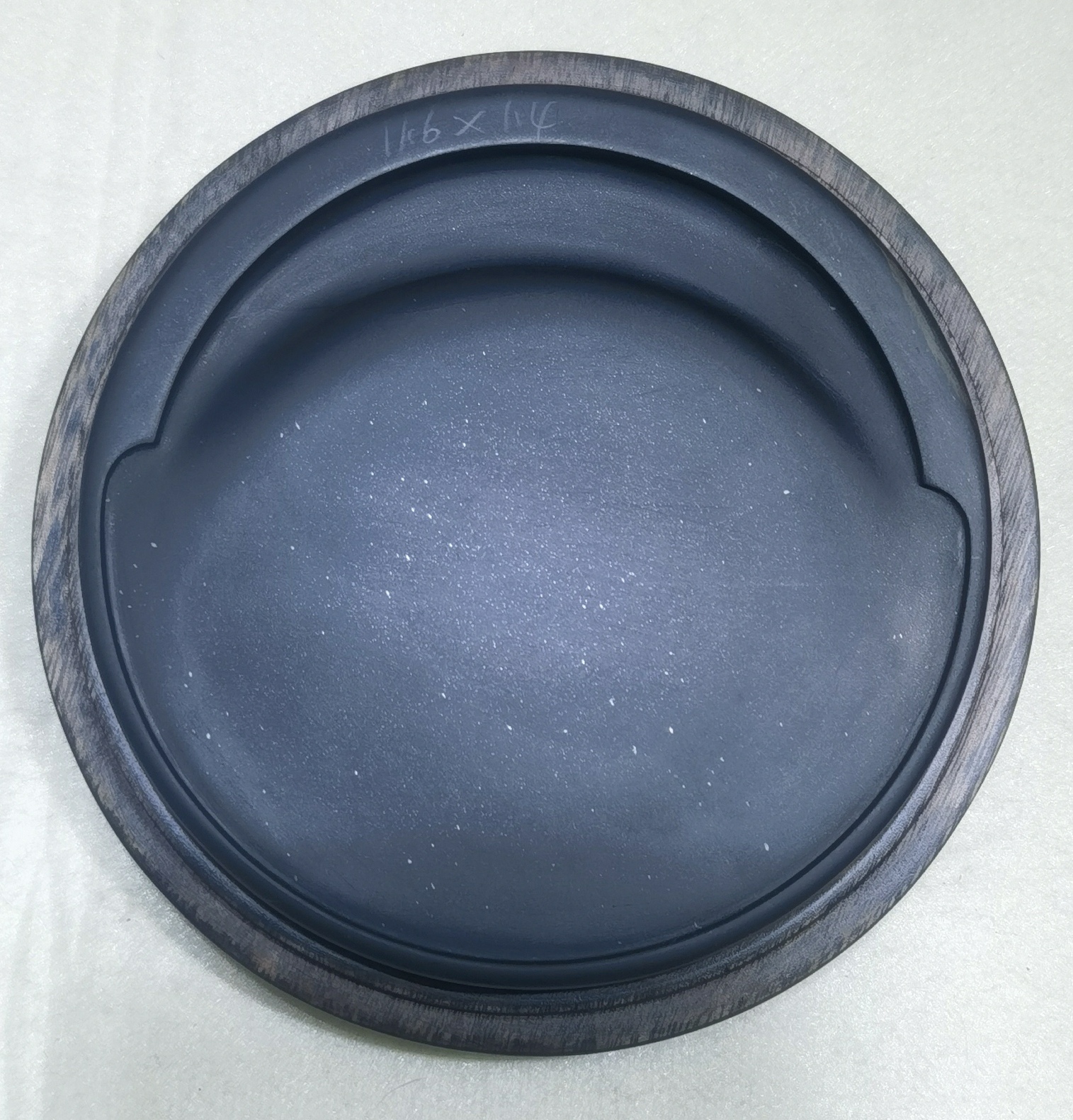 歙砚老坑，金星坑黑龙尾纯底，尺寸11.6+1.4厘米配香樟木盒
