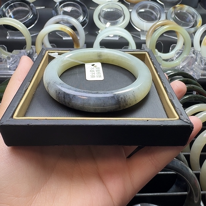 和田玉未镶嵌手镯