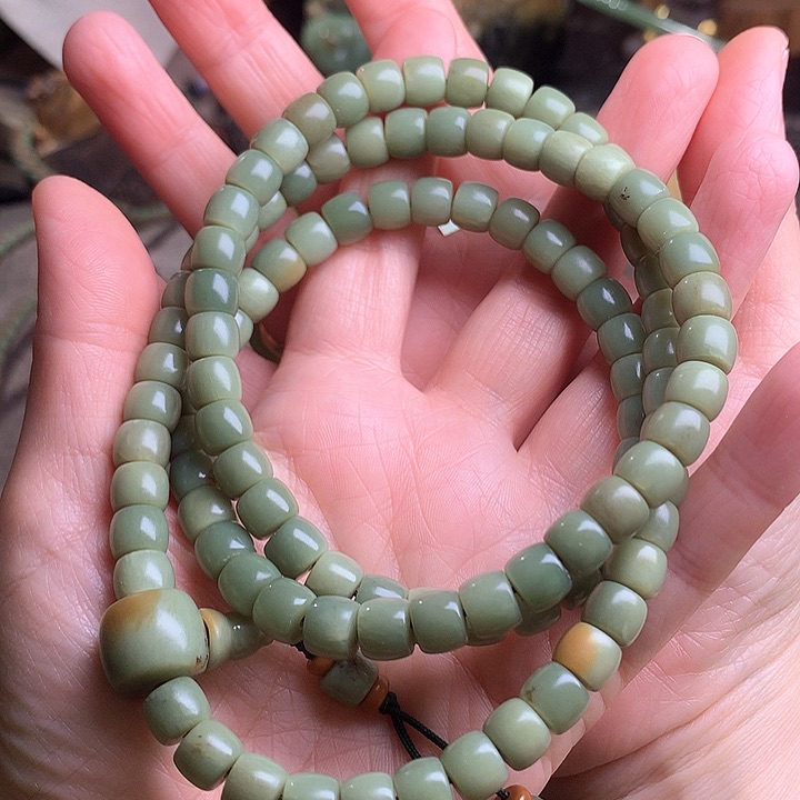 岫岩河磨玉（透闪石质玉）手持未镶嵌安****者