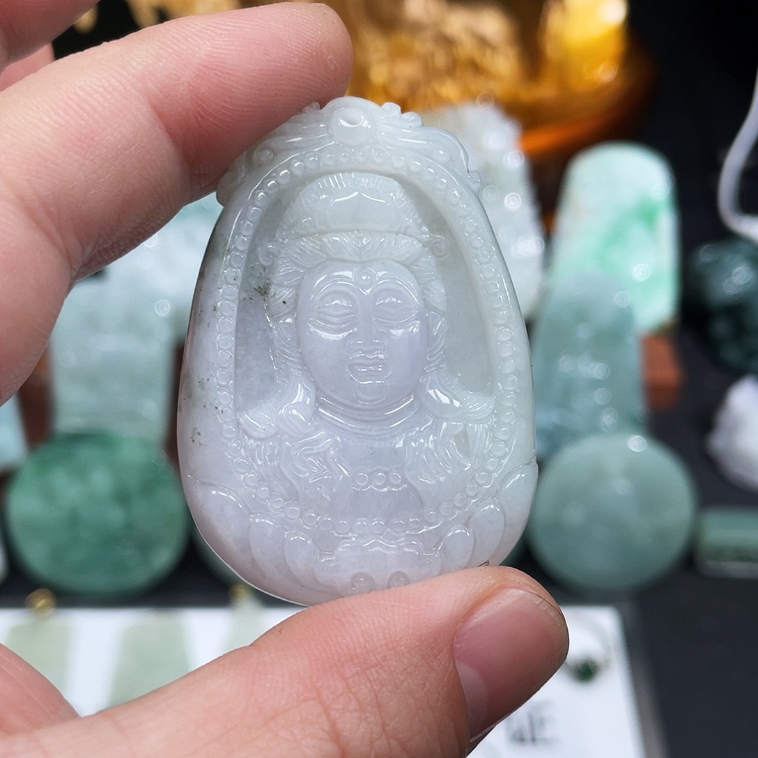 翡翠未镶嵌颈饰出人头地