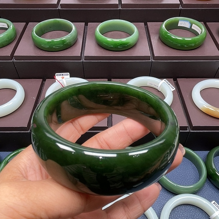 平***姐和田玉未镶嵌手镯6263