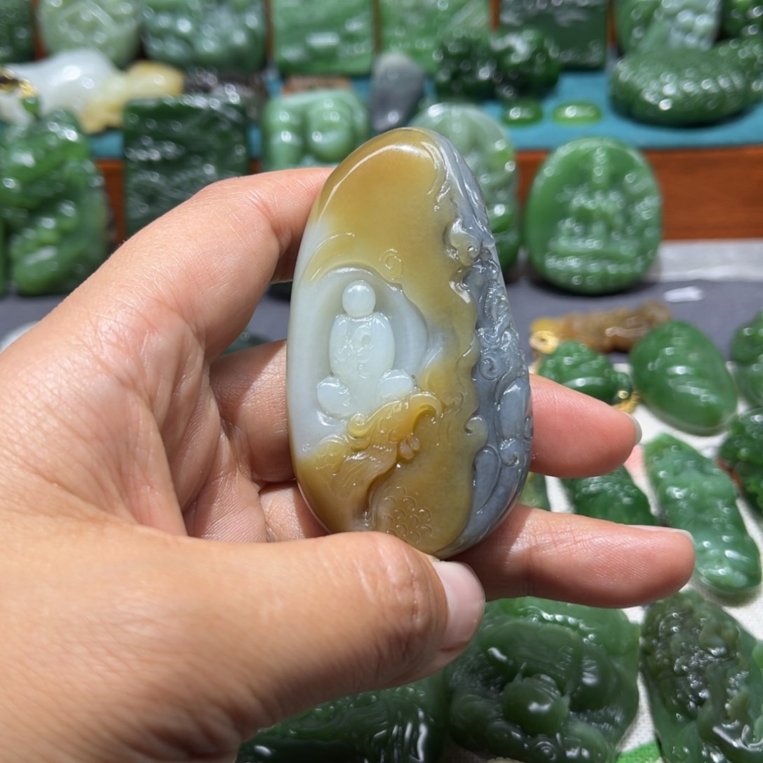 和田玉颈饰未镶嵌灰**迹