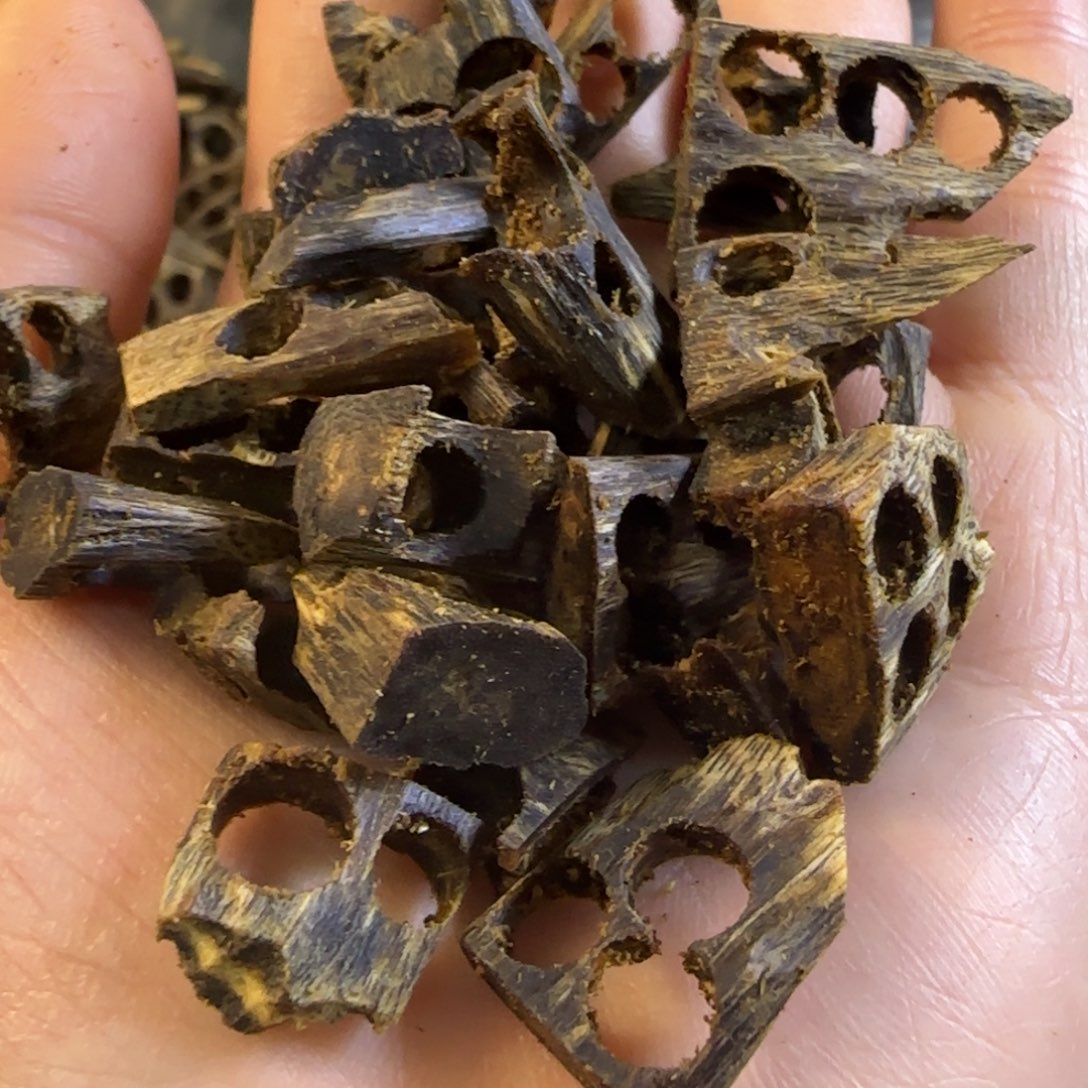 沉香沉香碎屑东江绿高油钻孔料100克