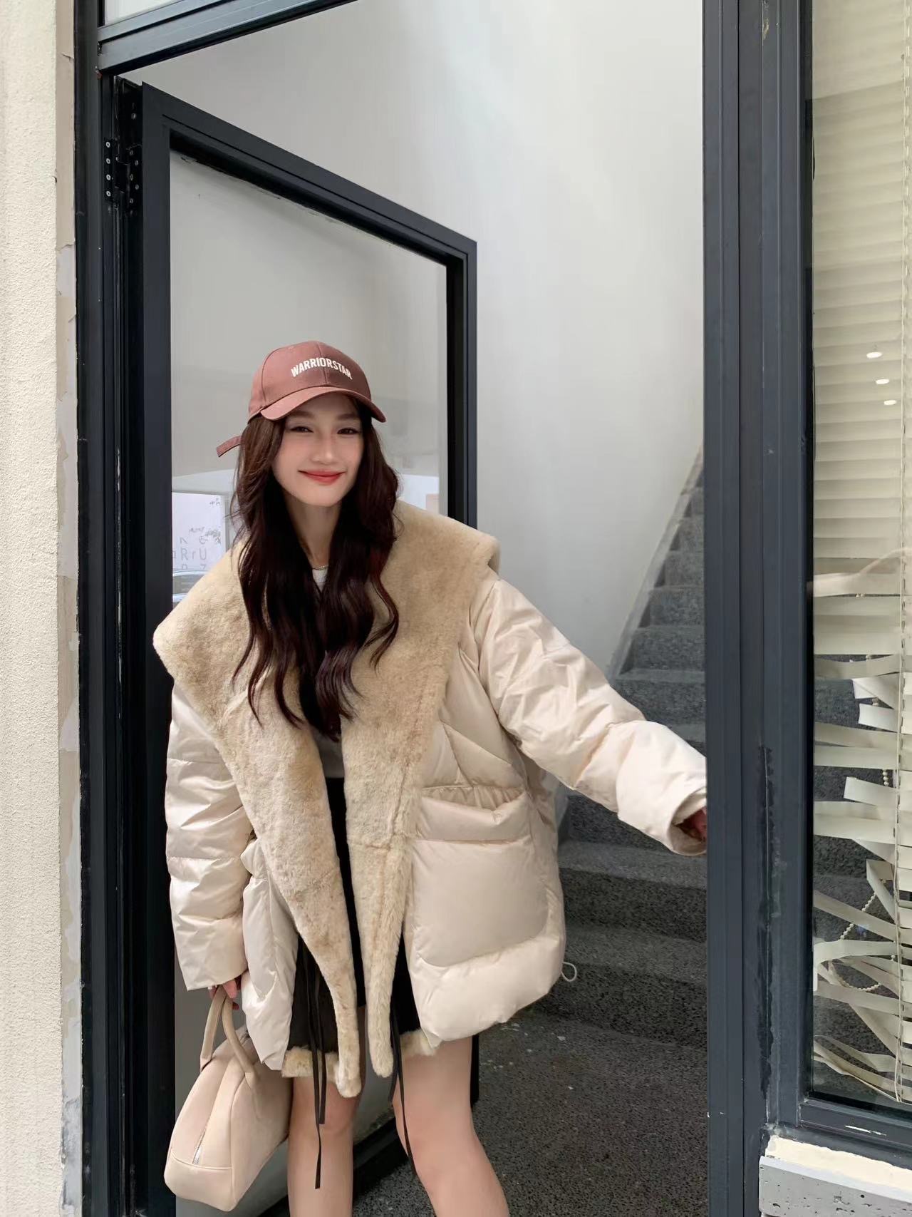 以赛亚 曼城旧事 24年LMT新款翻领拼皮毛一体白鹅绒羽绒服女 8059