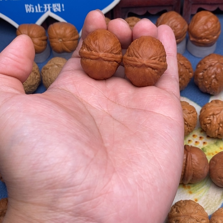 文玩核桃把件小龙胆